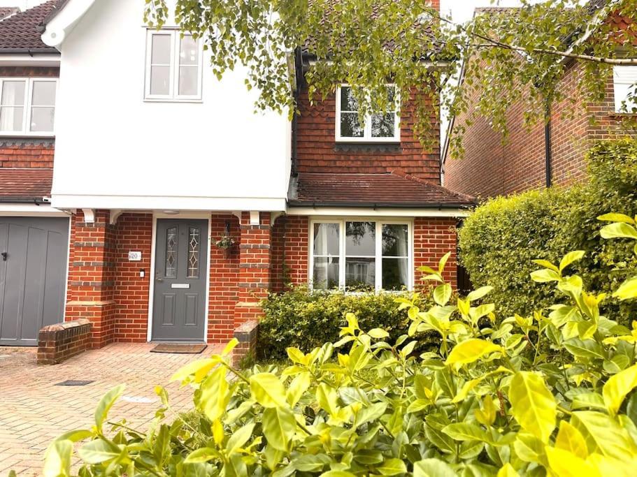 The Woodlands, Shortstay, Ideal For Families, Relocation, Contractors, Travel Stay Horley Exterior photo