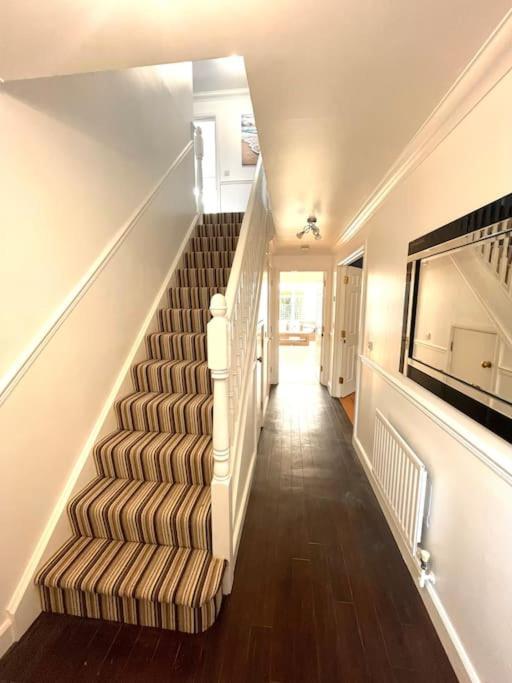 The Woodlands, Shortstay, Ideal For Families, Relocation, Contractors, Travel Stay Horley Exterior photo